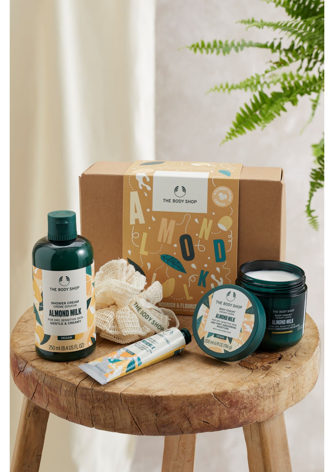 Set Cadou Nourish & Flourish Almond Milk Gift Box